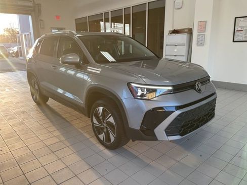 Certified 2025 Volkswagen Taos SE w/ Panoramic Sunroof Package image 5