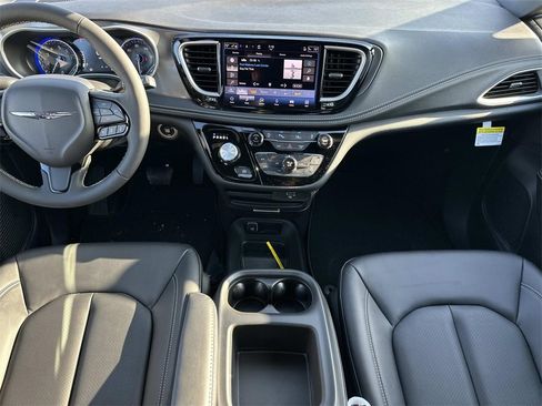New 2026 Chrysler Pacifica Select image 11