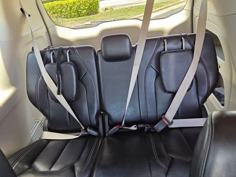 Used 2023 Chrysler Pacifica Touring-L FWD image 15