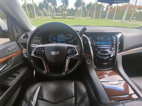 Used 2018 Cadillac Escalade ESV Premium Luxury AWD/4WD image 26