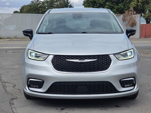 Used 2024 Chrysler Pacifica Touring-L FWD image 8