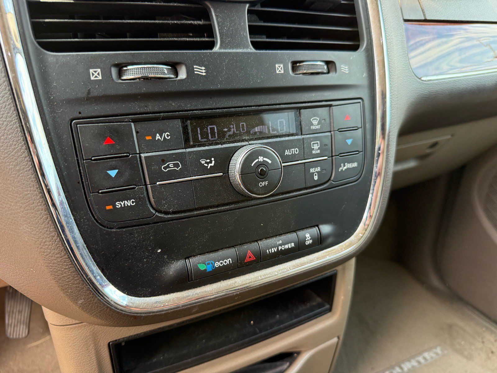 Used 2016 Chrysler Town & Country Touring FWD image 18