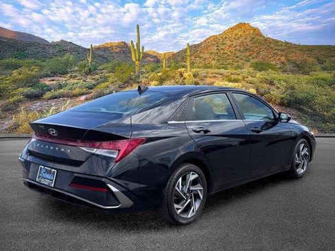 Used 2025 Hyundai Elantra SEL FWD image 4