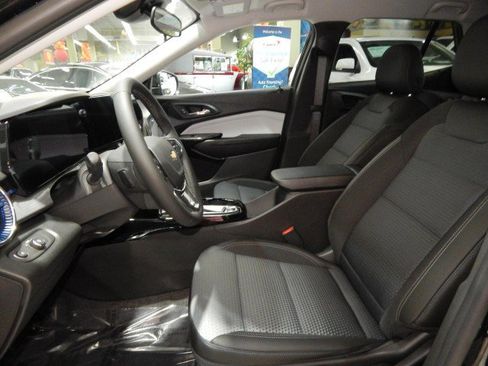 Used 2025 Chevrolet Trax LT w/ Driver Confidence Package image 18