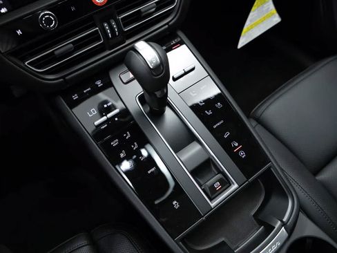 Certified 2026 Porsche Macan AWD/4WD image 29