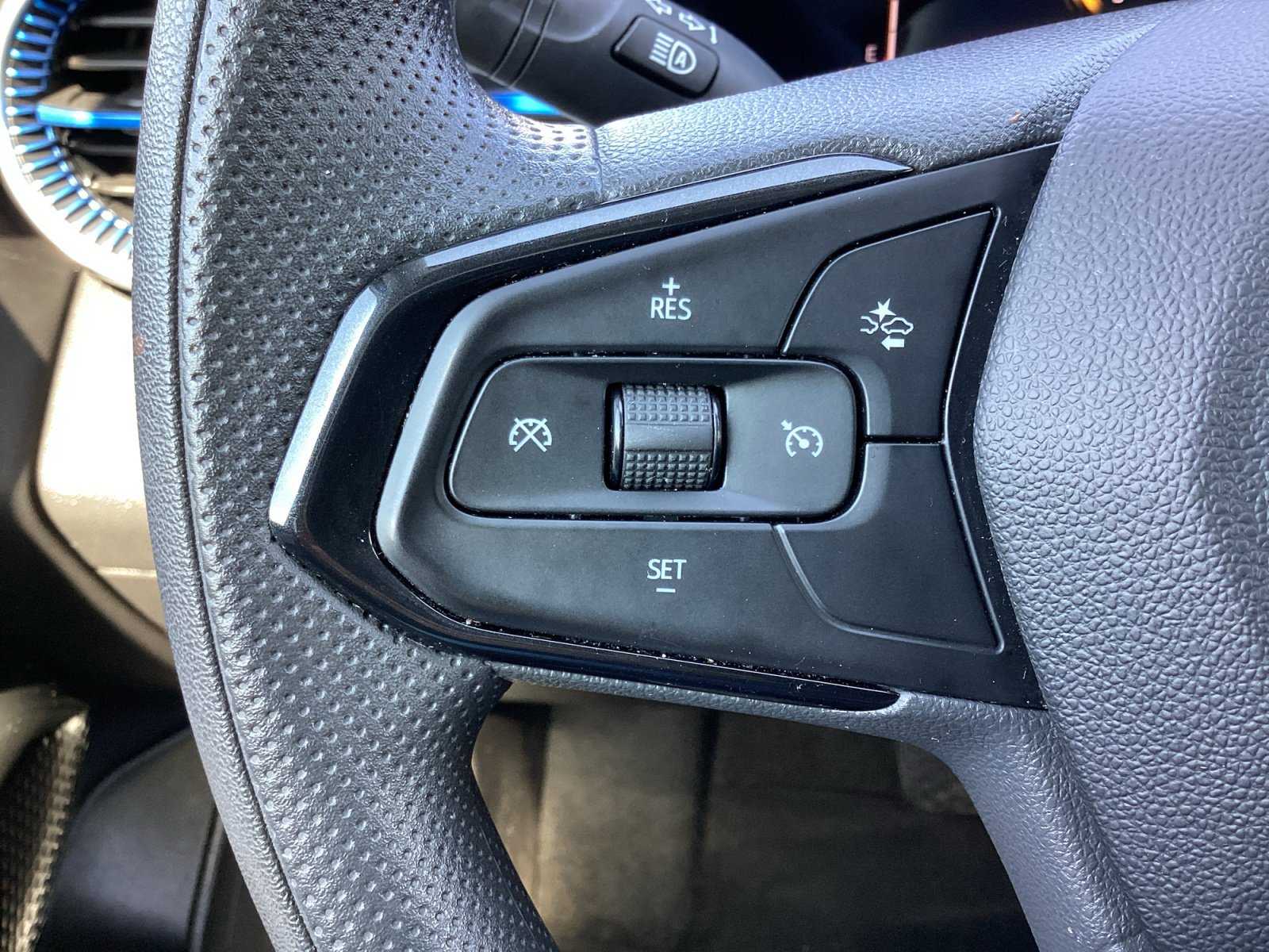 Used 2025 Chevrolet Trax LT FWD image 6