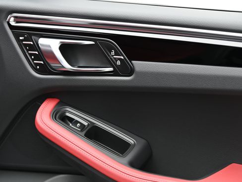 Used 2025 Porsche Macan image 27