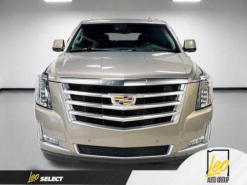 Used 2017 Cadillac Escalade Luxury AWD/4WD image 2