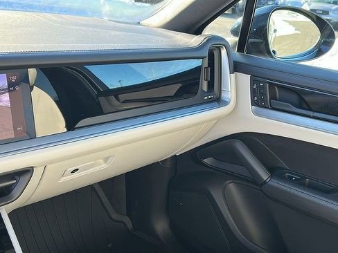 Used 2024 Porsche Cayenne Base image 19