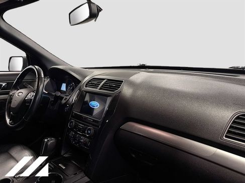 Used 2018 Ford Explorer XLT w/ Equipment Group 202A FWD image 33