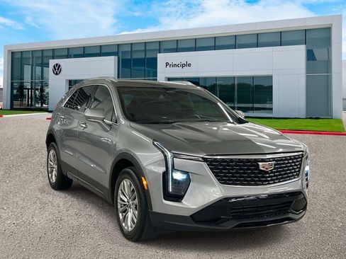 Used 2024 Cadillac XT4 Premium Luxury image 2