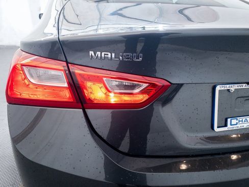 Used 2017 Chevrolet Malibu LT image 5