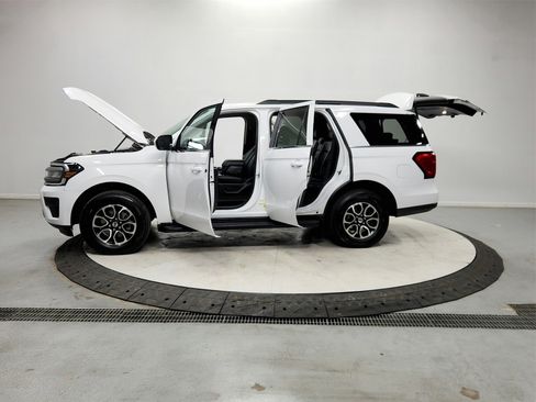 Used 2024 Ford Expedition XLT image 12