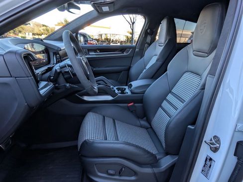 Certified 2025 Porsche Cayenne S image 5