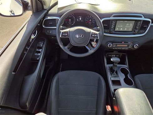 Used 2019 Kia Sorento LX image 11