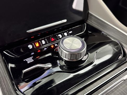 Used 2024 Jeep Wagoneer L Series II w/ Flexible Seating Group image 19