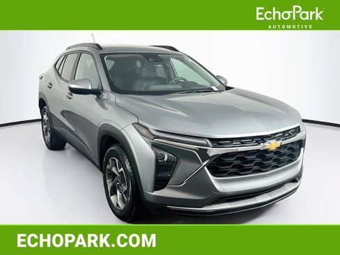 Used 2025 Chevrolet Trax LT FWD image 1