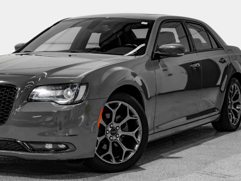 Used 2018 Chrysler 300 S w/ 300S Premium Group RWD image 11