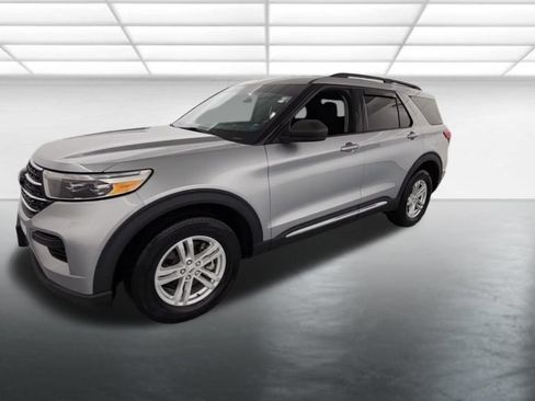 Used 2023 Ford Explorer XLT AWD/4WD image 3