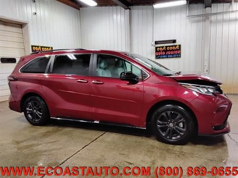 Used 2024 Toyota Sienna XSE w/ XSE Plus Package AWD/4WD image 5