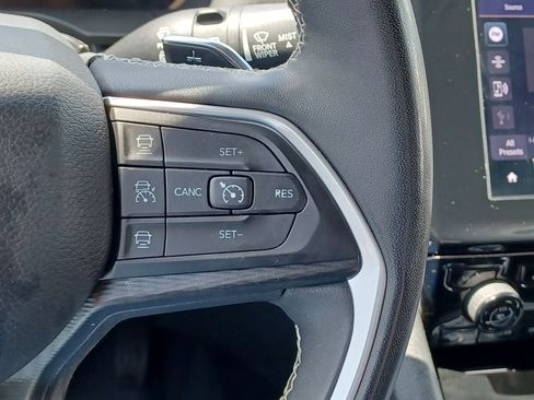 Used 2023 Jeep Grand Cherokee Laredo w/ Luxury Tech Group I AWD/4WD image 17