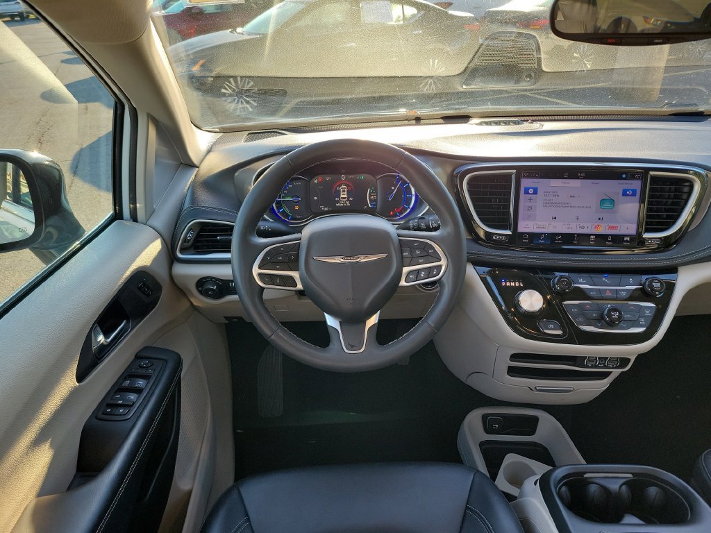 Used 2024 Chrysler Pacifica Limited FWD image 16