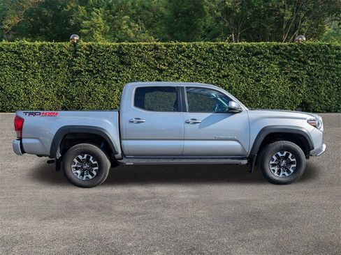 Used 2017 Toyota Tacoma TRD Sport image 3