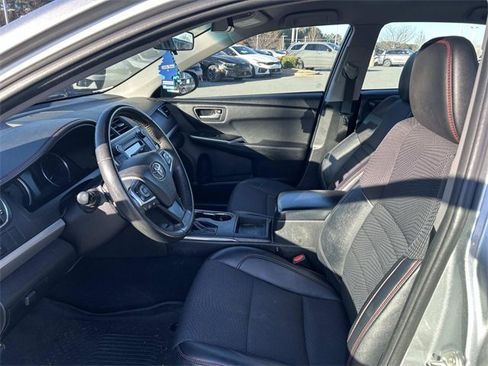 Used 2017 Toyota Camry SE image 4