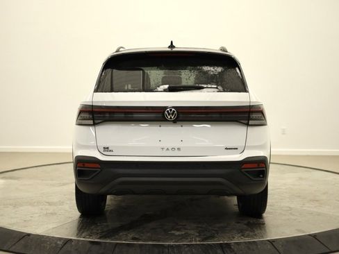 New 2026 Volkswagen Taos SE image 4