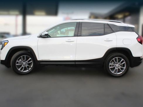 Used 2024 GMC Terrain SLT image 2
