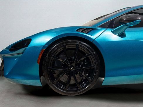 Used 2023 McLaren Artura image 15