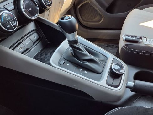 Used 2025 Hyundai Venue SEL FWD image 8