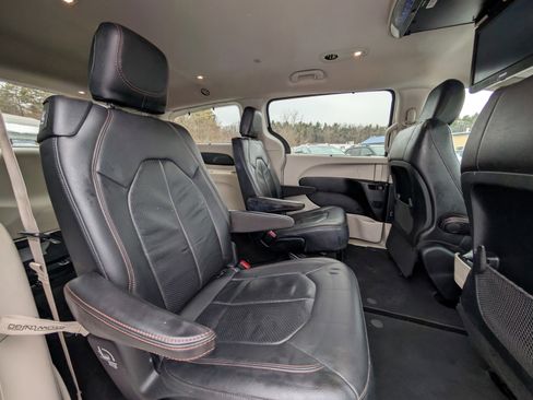 Used 2018 Chrysler Pacifica Touring-L image 50