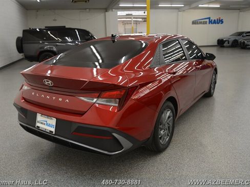 Used 2024 Hyundai Elantra SEL FWD image 9