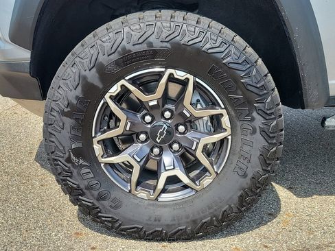 Used 2025 Chevrolet Colorado ZR2 w/ Technology Package AWD/4WD image 6