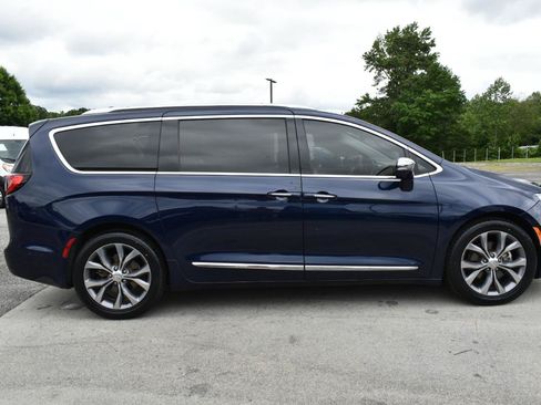 Used 2019 Chrysler Pacifica Limited w/ Tire & Wheel Group FWD image 5