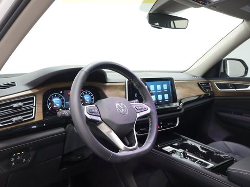 Used 2024 Volkswagen Atlas SE w/ Panoramic Sunroof Package image 15