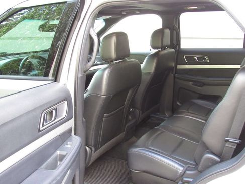 Used 2016 Ford Explorer XLT w/ Equipment Group 202A AWD/4WD image 15