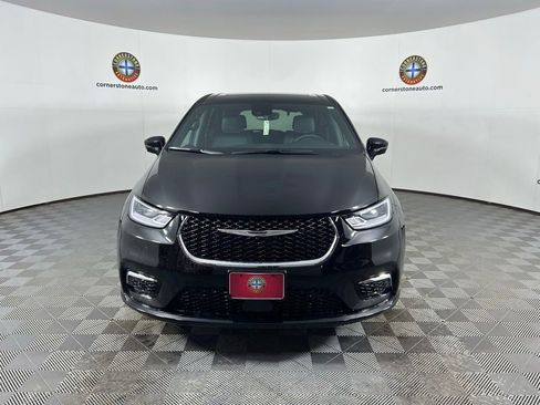 Used 2025 Chrysler Pacifica Select image 17