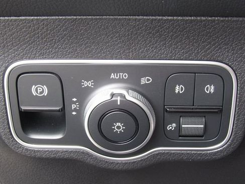 Used 2025 Mercedes-Benz GLB 250 4MATIC image 36