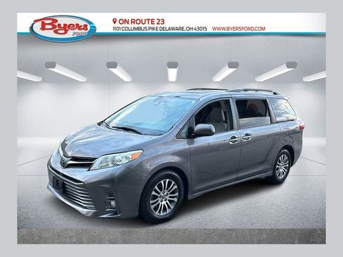 Used 2018 Toyota Sienna XLE Premium w/ Carpet Mat Package FWD image 1