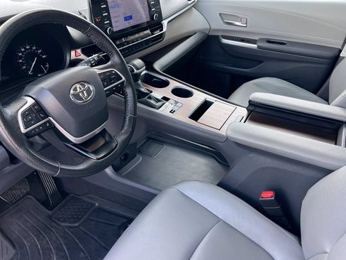 Used 2024 Toyota Sienna XLE AWD/4WD image 13