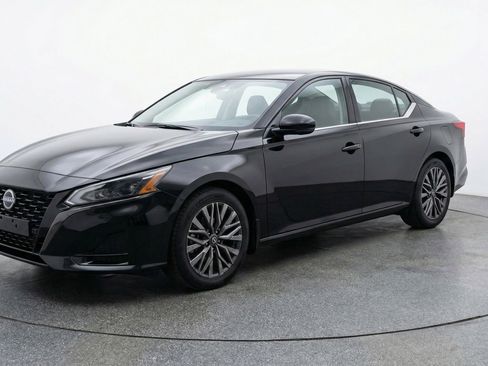 Used 2025 Nissan Altima 2.5 SV image 3