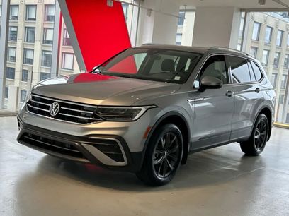 Used 2024 Volkswagen Tiguan SE w/ Panoramic Sunroof Package