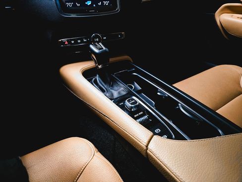 Used 2016 Volvo XC90 T6 Momentum image 32