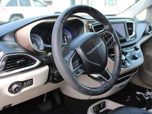Used 2018 Chrysler Pacifica Touring-L FWD image 9