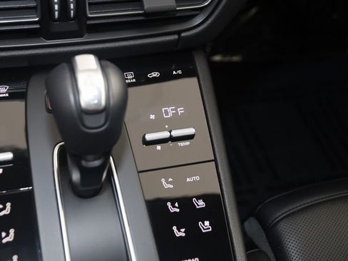 Used 2025 Porsche Macan image 36