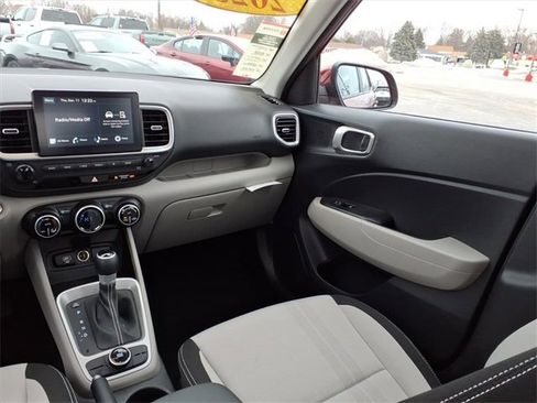 Used 2025 Hyundai Venue SEL image 19