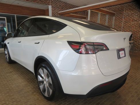 Used 2024 Tesla Model Y Long Range AWD/4WD image 6