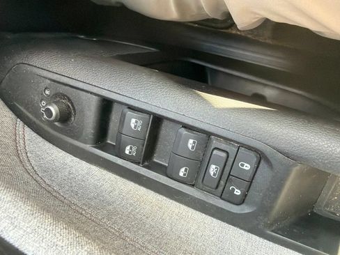 Used 2022 Jeep Compass Latitude w/ Sun and Sound Group AWD/4WD image 17